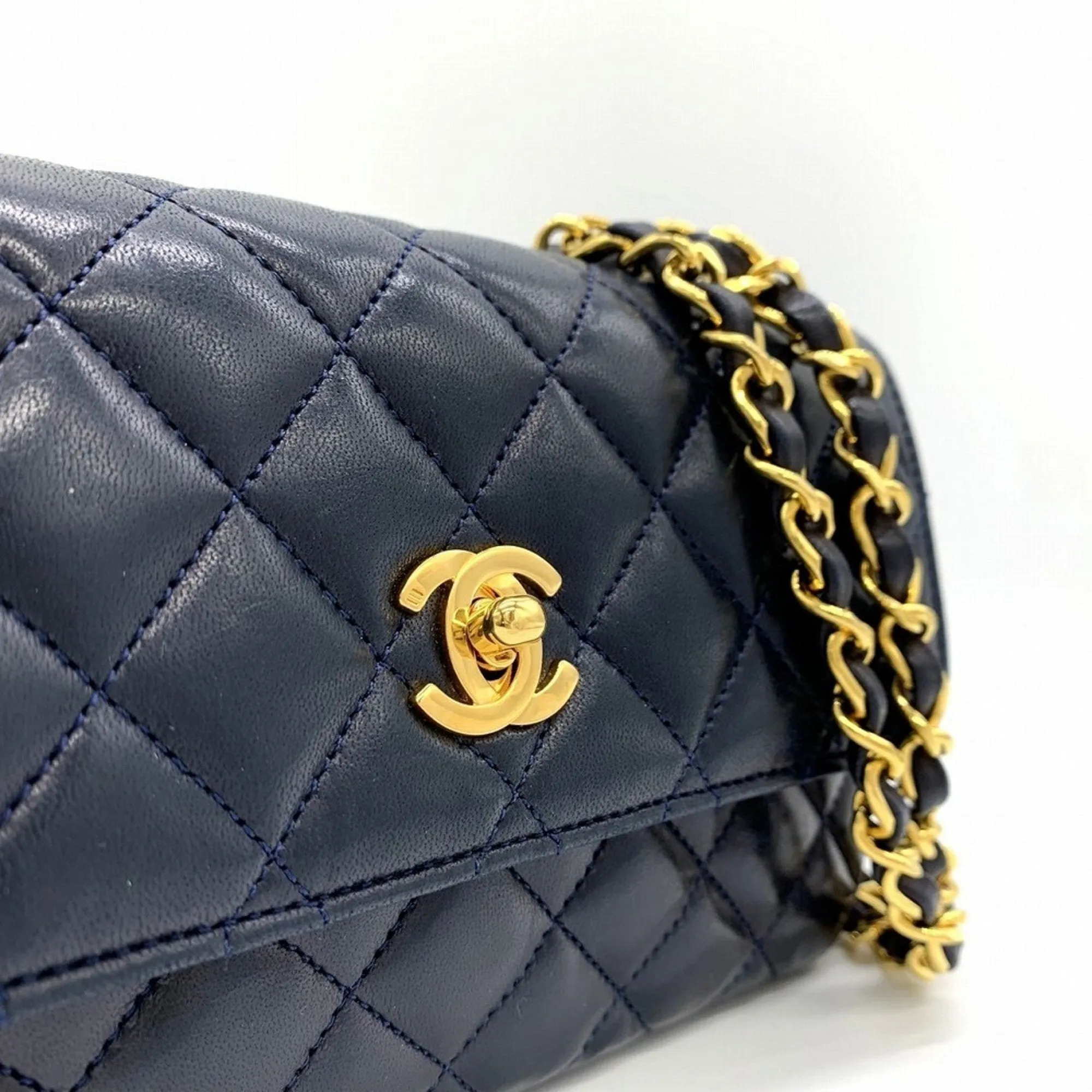 Chanel Leather Shoulder Bag (Pre-Owned)