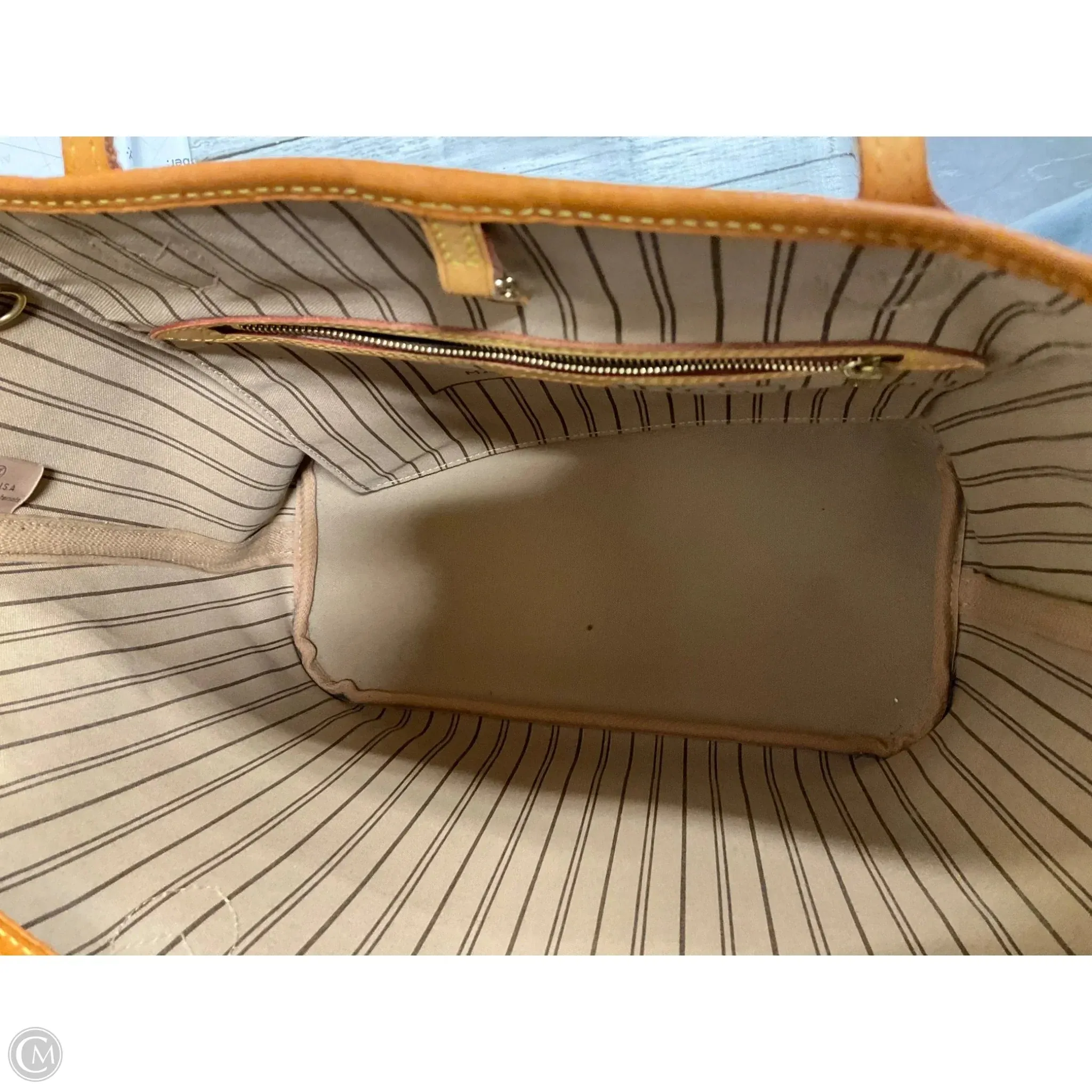 Handbag Luxury Designer By Louis Vuitton, Size: Medium
