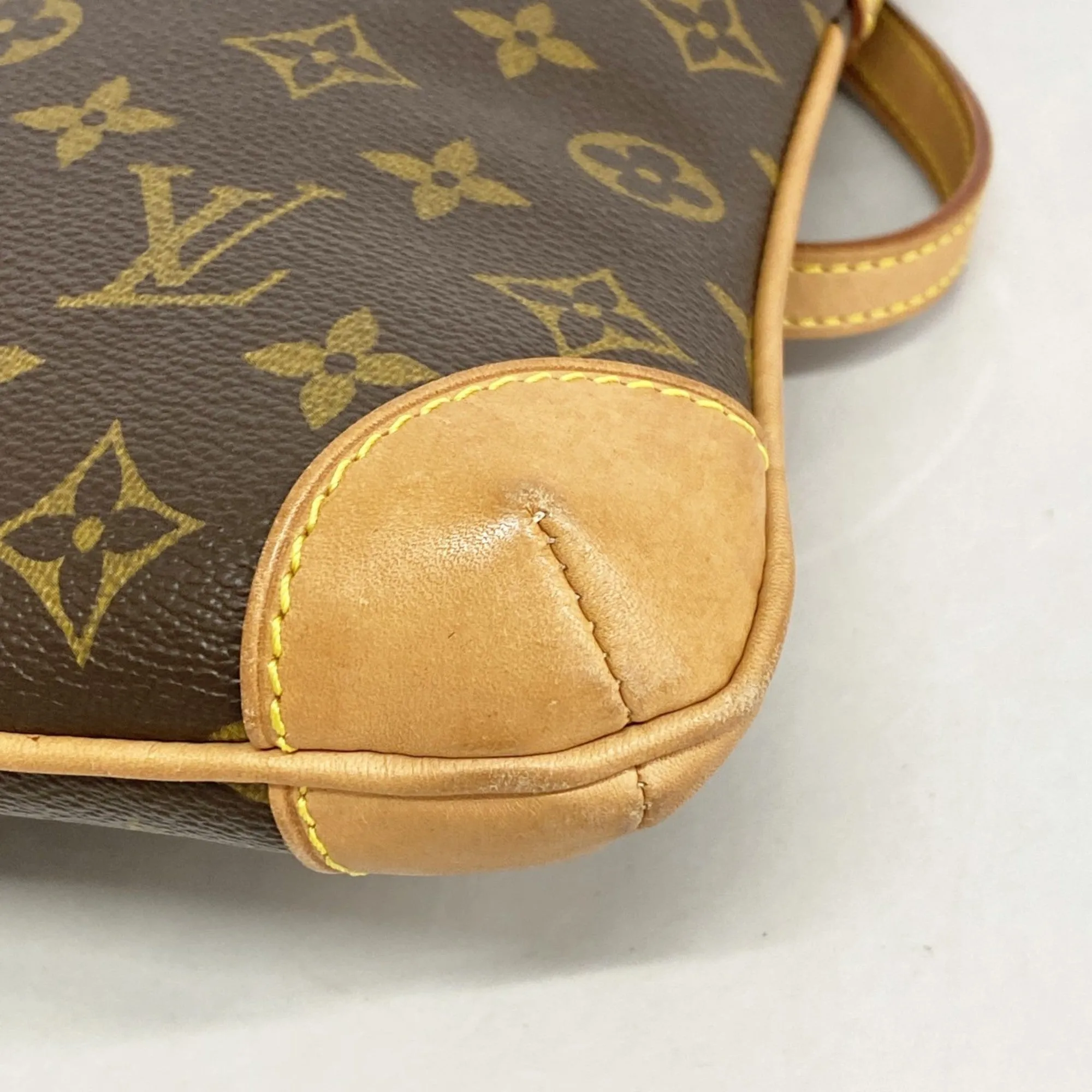 Louis Vuitton Shoulder Bag (Pre-Owned)