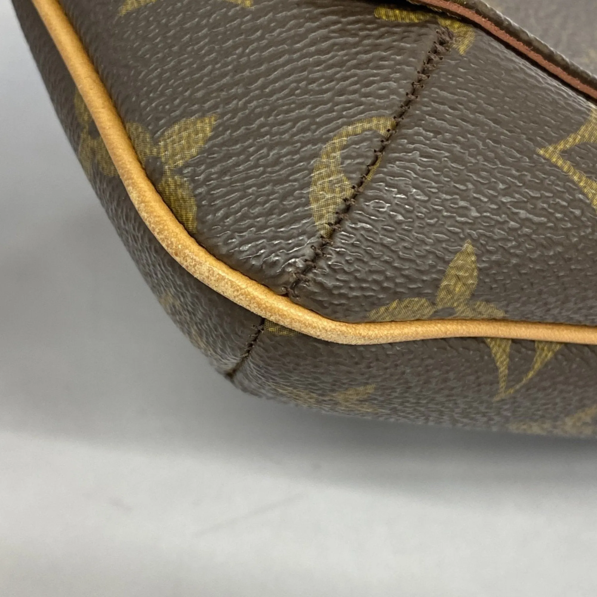 Louis Vuitton Shoulder Bag (Pre-Owned)