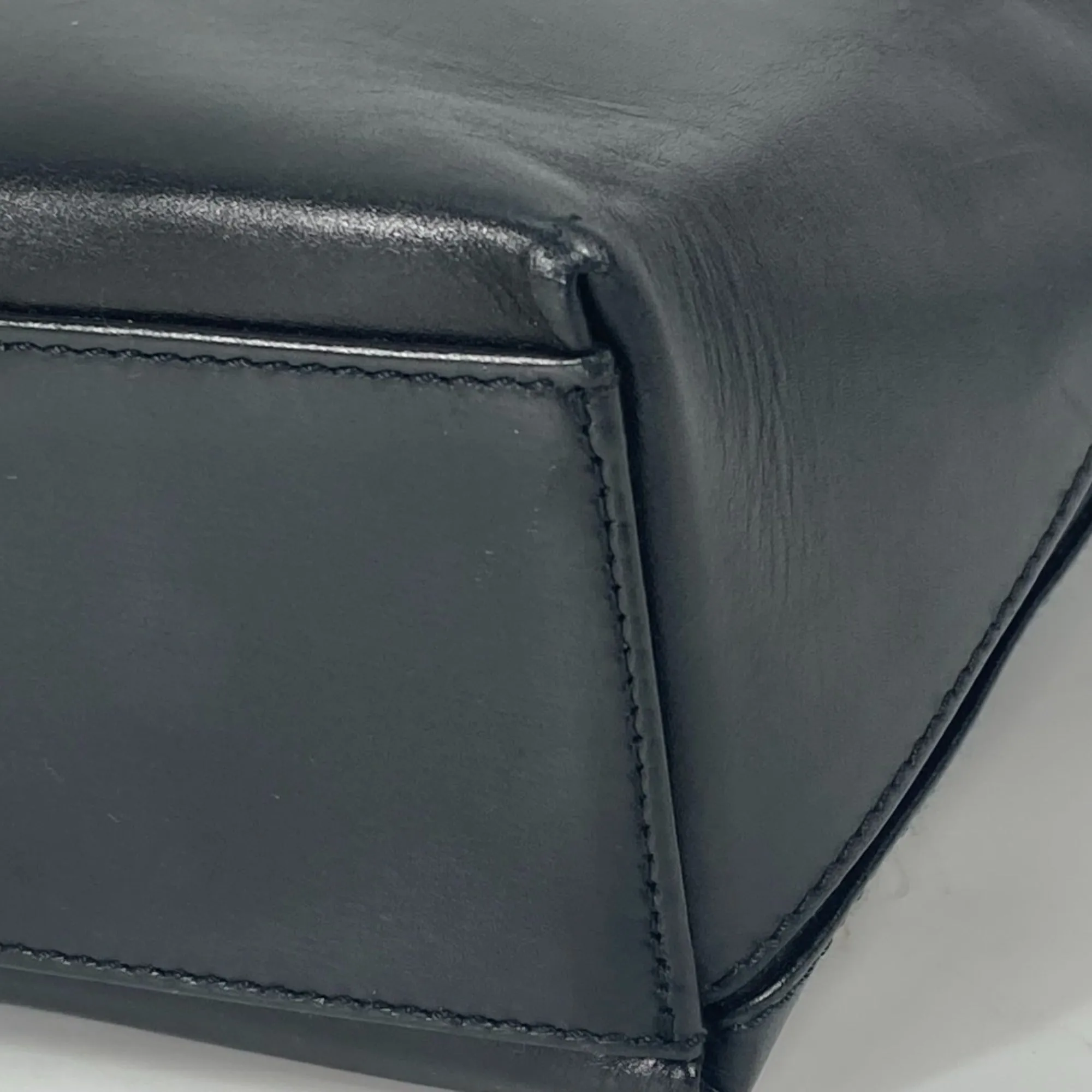 Salvatore Ferragamo  Leather Shoulder Bag (Pre-Owned)